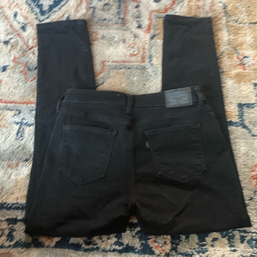 Like new! Levi’s black classic mid rise skinny jeans